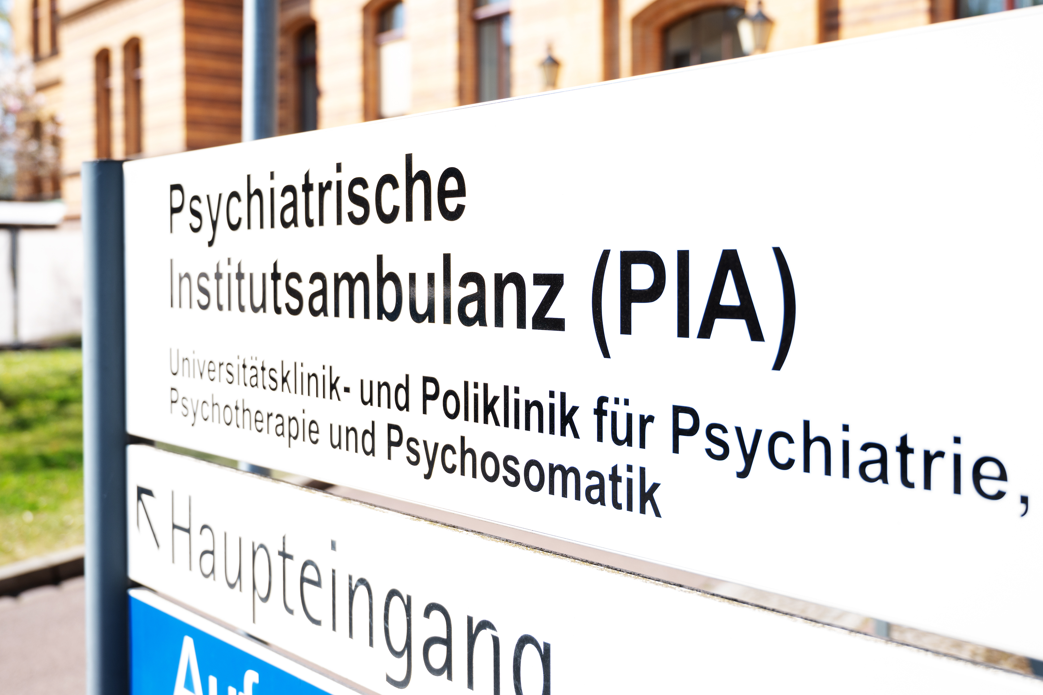 Schild zur Ambulanz PIA