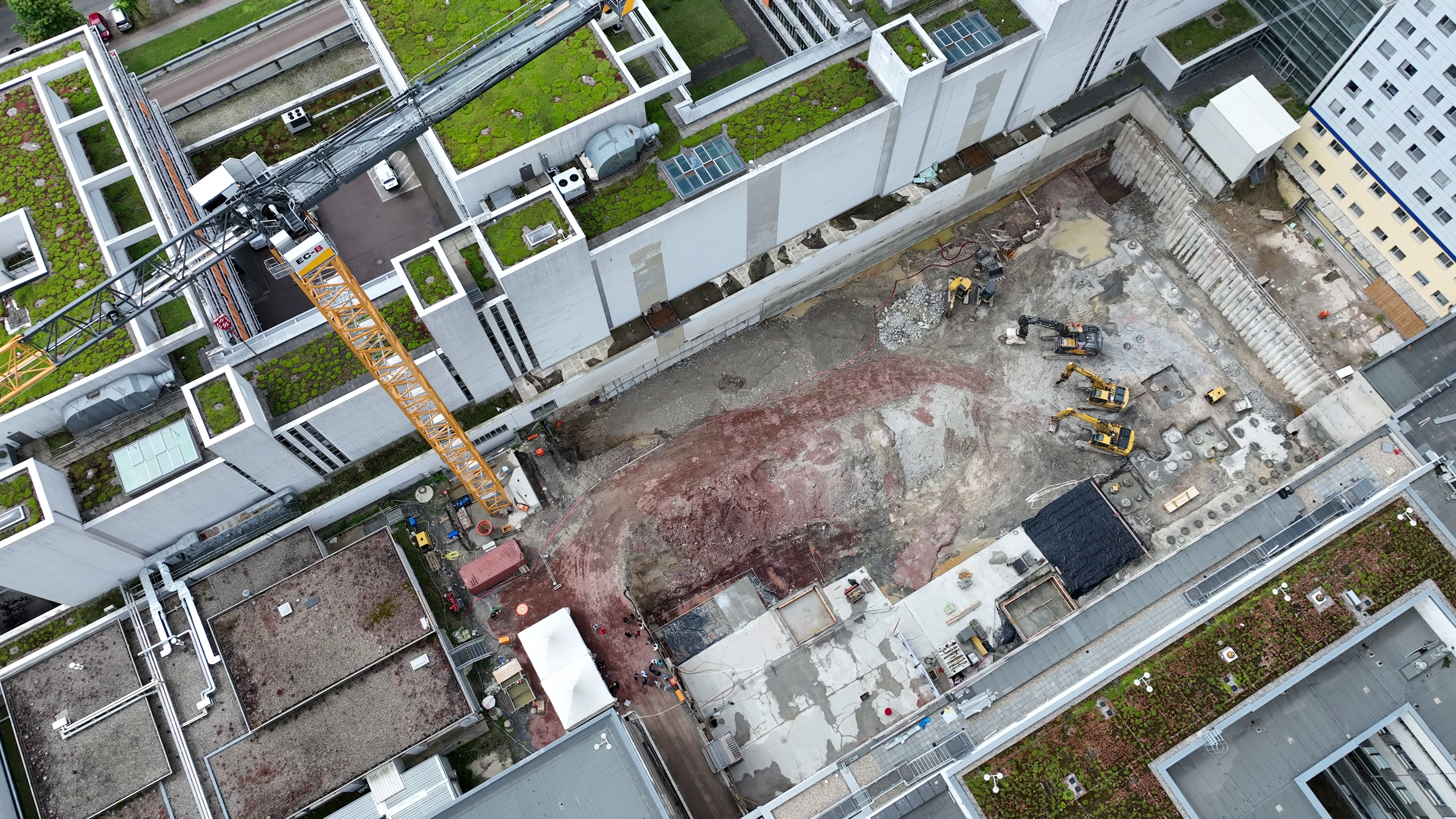 Drohnenflug über eine Baustelle am Universitätsklinikum Halle (Saale). Der Blick geht aus der Vogelperspektive nach unten.