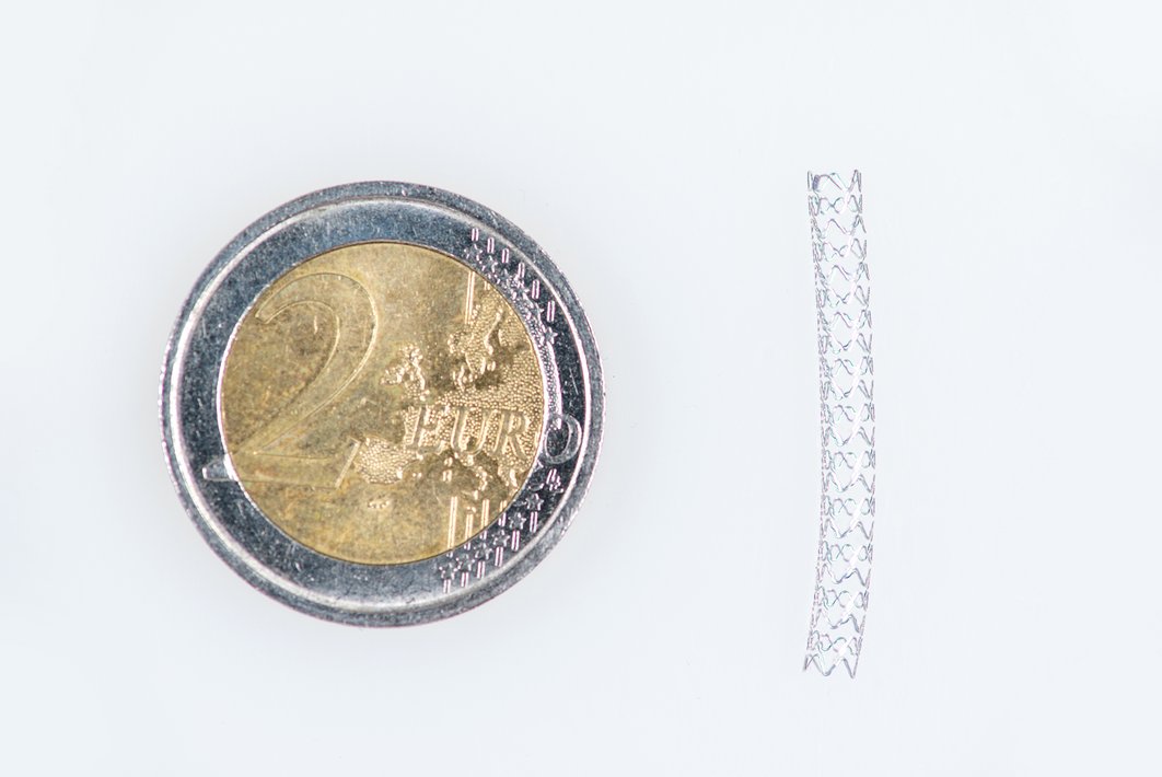 Links eine Zwei-Euro-Münze. Rechts ein Magnesium-StentSeine Länge entspricht in etwa dem Durchmesser der Münze