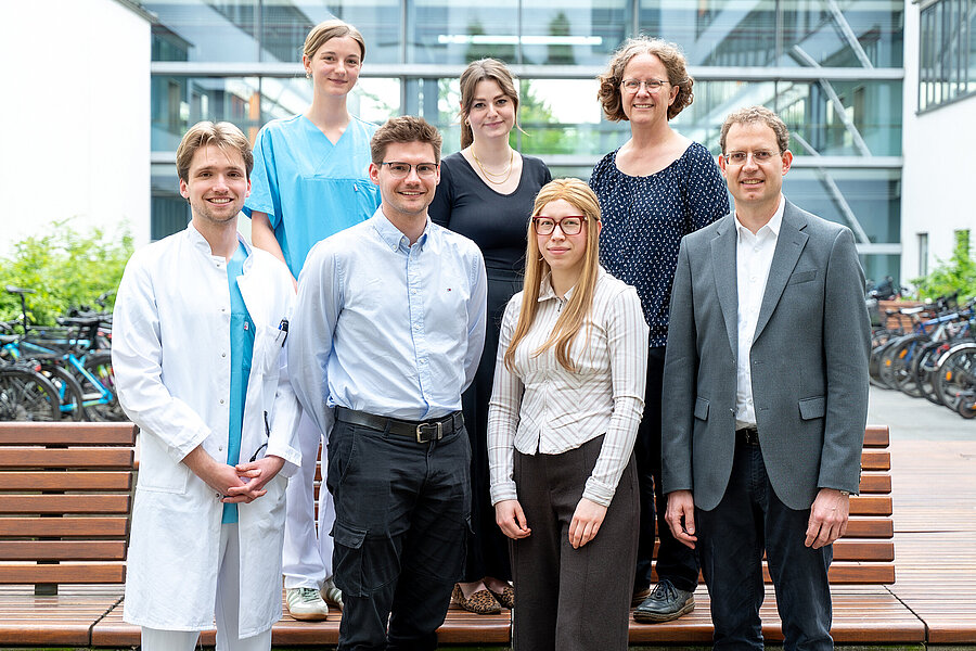 v.l.n.r.: Dr. Konstantin Hauschild, Telse Wagner, Philip Sorge, Sophie Rauschenberg, Julika Elisa Friedrich, Prof. Dr. Eva J. Kantelhardt, Prof. Dr. Michael Heuser. v.l.n.r.: Dr. Konstantin Hauschild, Telse Wagner, Philip Sorge, Sophie Rauschenberg, Julika Elisa Friedrich, Prof. Dr. Eva J. Kantelhardt, Prof. Dr. Michael Heuser.