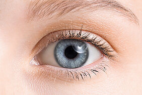 Bild eines blauen Auges. AdobeStock_525059286
