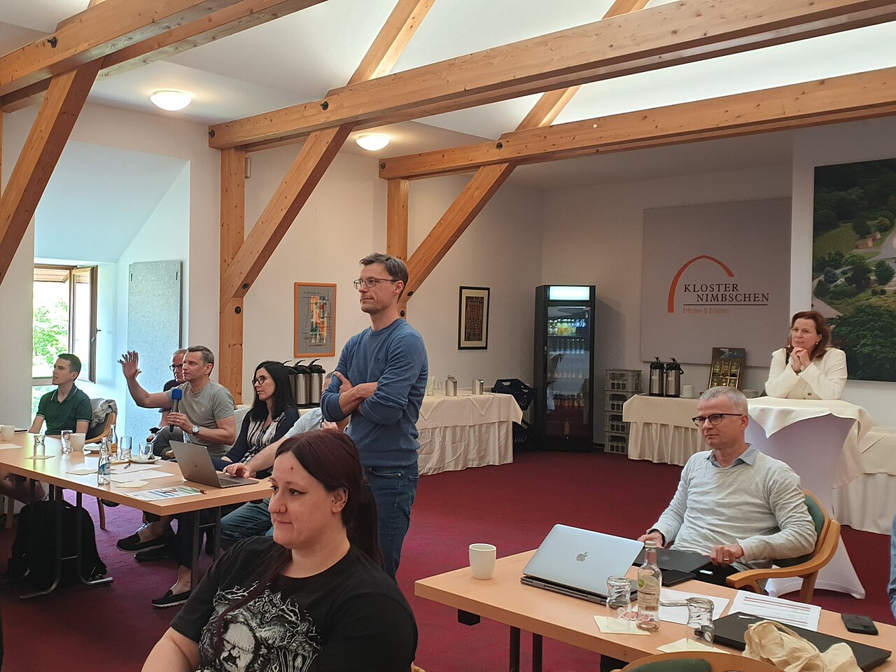 Fokussierte Teilnahme während der Vortrags-Sessions: Prof. Dr. Kovacs am Mikrofon, Prof. Dr. Rosendahl in der Mitte, und auf der rechten Bildseite Prof. Dr. Müller und Dekanin Prof. Dr. Kielstein.