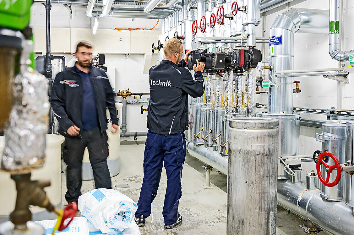 Zwei Techniker arbeiten an einer Anlage