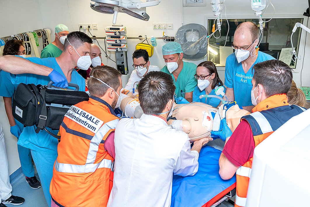 Übung in der Notaufnahme. Sanitäter bringen Patietenten auf Trage