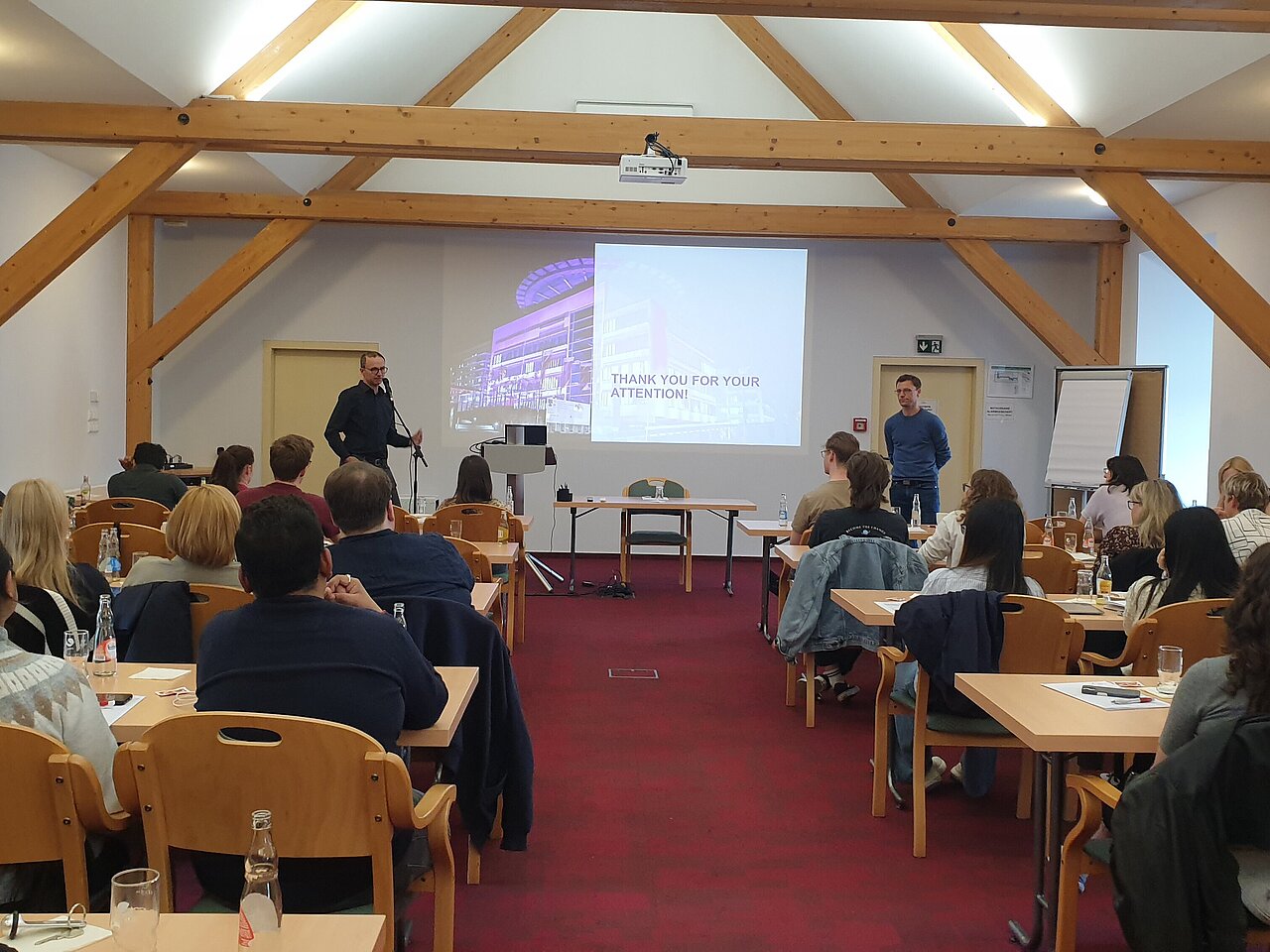 Prof. Ronellenfitsch (links) und Prof. Rosendahl (rechts) während der Diskussion.