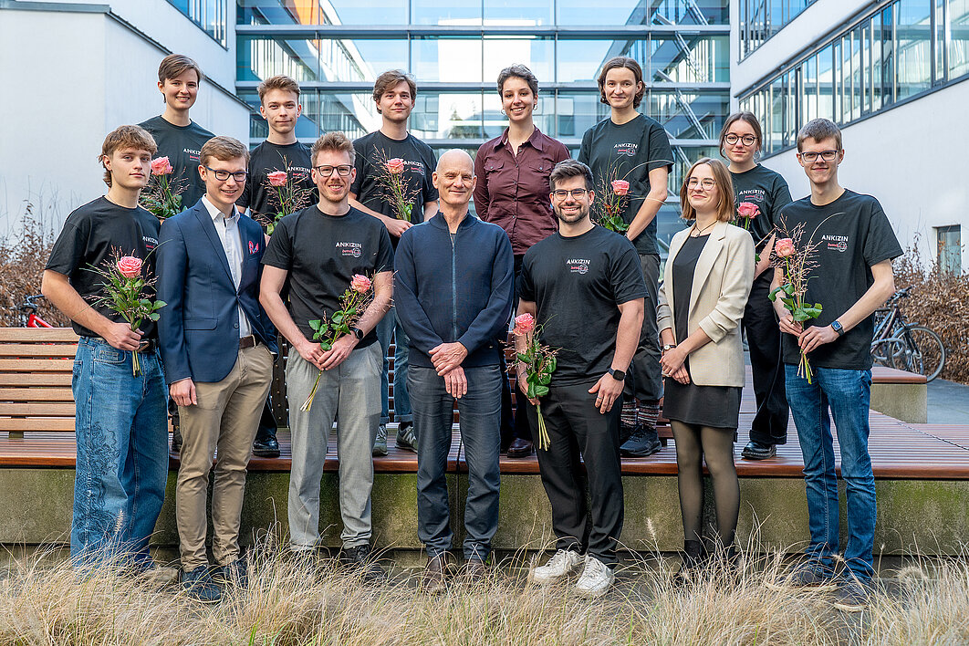 Gezeigte Personen oben von links: Hannah Horbas, Philipp Jordan, Leonard Zwicker, Deborah Neubart (FSR Vorsitz), Marlene Riedel, Lisa Michel, Felix Sieverding. Gezeigte Personen unten von links: Robert Hartmann, Martin Würstlein (FSR Vorsitz), Daniel Fister, Prof. Dr. Rüdiger Horstkorte (Studiendekan), Leon Moegelin, Carolin Martini (FSR Vorsitz)