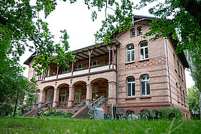 Historisches Backsteingebäude der Universitätsklinik und Poliklinik für Psychiatrie, Psychotherapie und Psychosomatik in Halle (Saale), Veranstaltungsort des Tags der offenen Tür am 8. Oktober 2025.