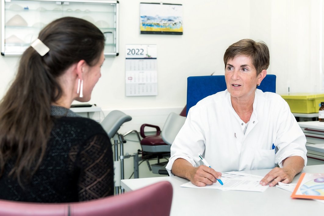 Ärztin im Patientengespräch