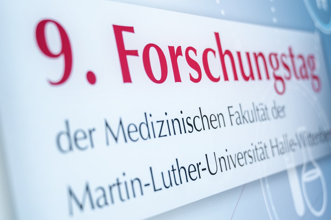 Foto eines Posteraufstellers mit der Aufschrift "9. Forschungstag der Medizinischen Fakultät der Martin-Luther-Universität Halle-Wittenberg"