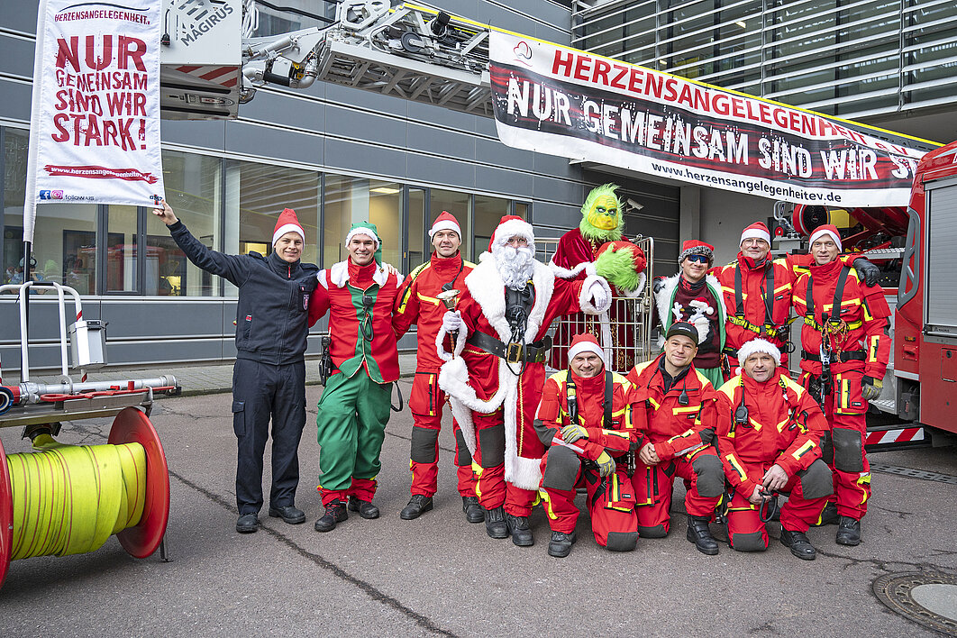 Gruppenbild der Mitarbeiter der Feuerwehr.