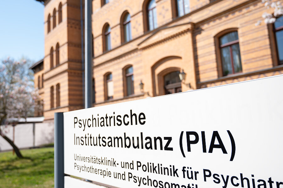Ansicht einer Hausfassade aus Klinker. Im Vordergrund ist ein Schild der Psychiatrischen Institutsambulanz zu sehen. Ansicht einer Hausfassade aus Klinker. Im Vordergrund ist ein Schild der Psychiatrischen Institutsambulanz zu sehen.