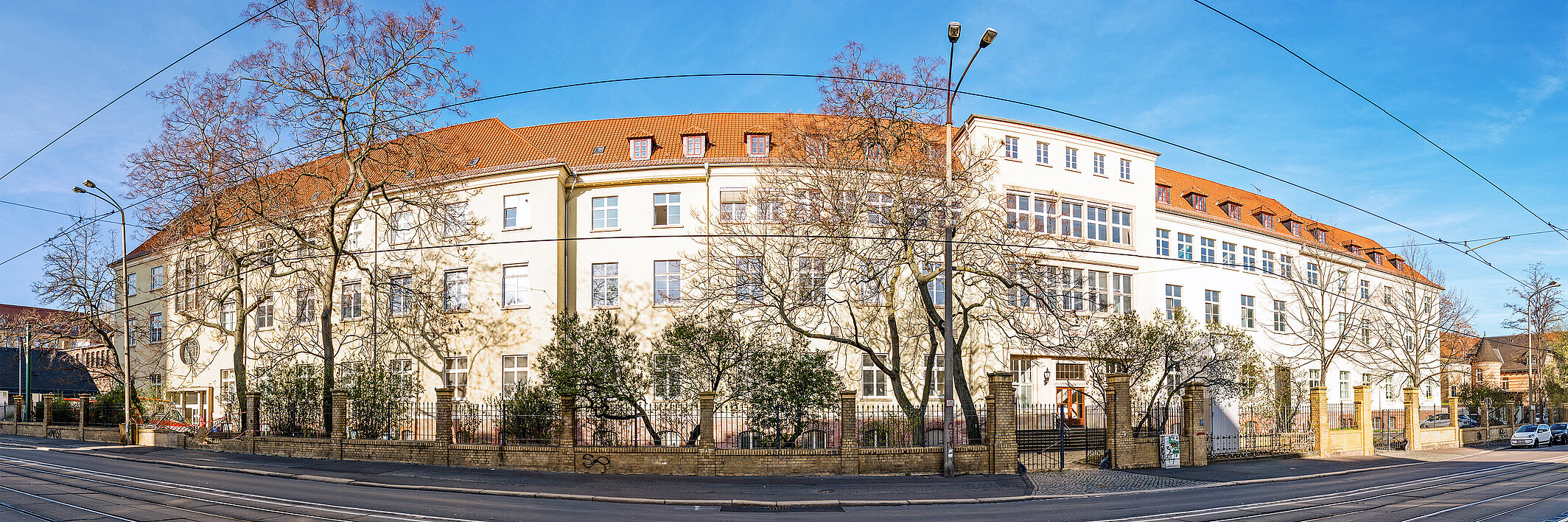 Blick auf Gebäude der MedFak in der Magdeburger Straße